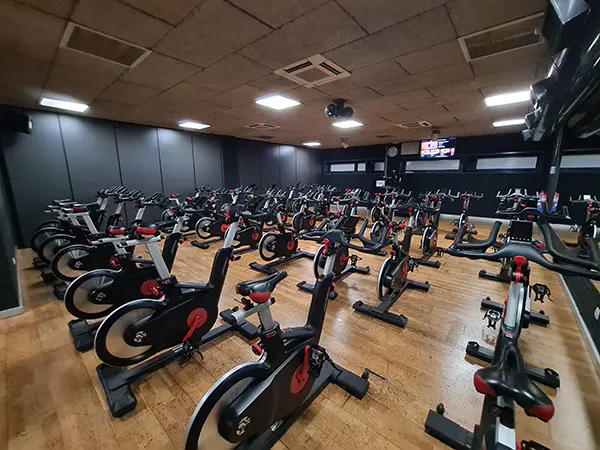 Sala de "bike", con una vista panorámica de las bicicletas de "spinning"