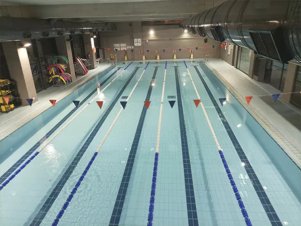 Panorámica cenital de la piscina climatizada de entrenamiento, con 6 calles