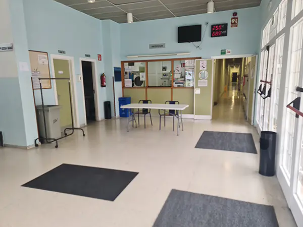 Zona de entrada y recepción de la instalación. Al fondo pasillo de acceso a vestuarios