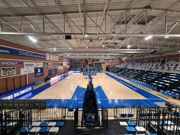La pista polideportiva. Tomada desde la grada del fondo. Vista fondo, marcador y las tres gradas