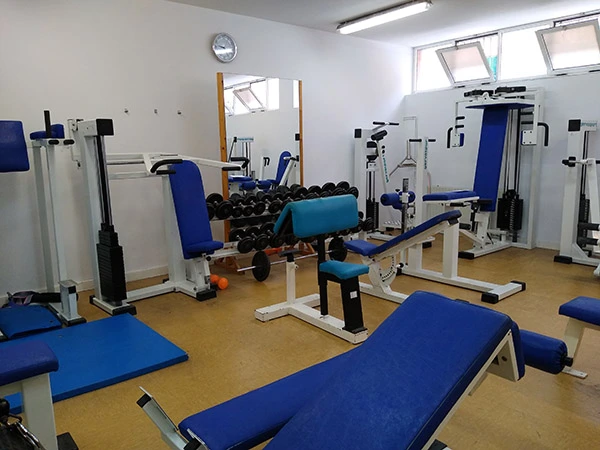 Aparatos de musculación en el Gimnasio
