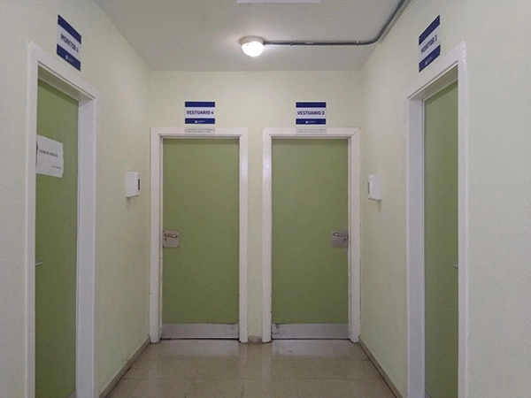 Cuatro puertas de acceso a vestuarios. Dos frontales y dos laterales