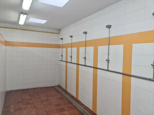 Zona de duchas en uno de los vestuarios