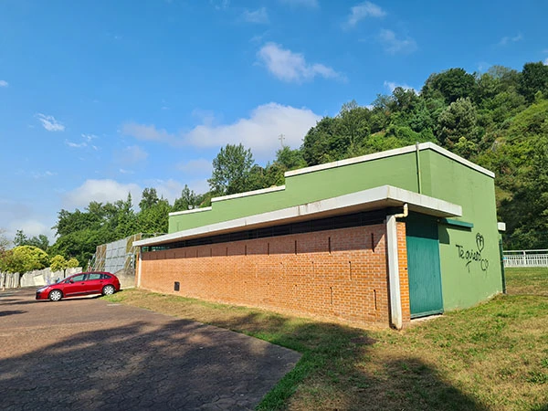 vista parcial del parking de la instalación