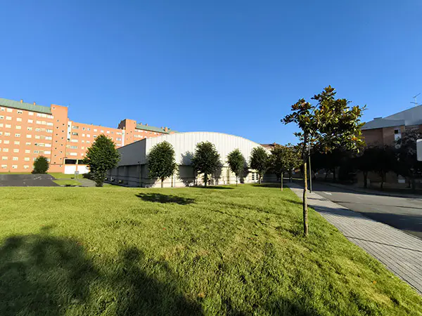Edificio polideportivo de La Carisa. Tomada desde zona verde aledaña