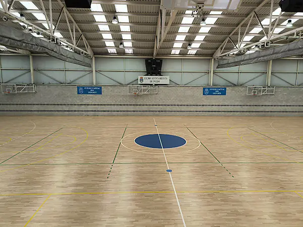 Vista de la zona central de la pista polideportiva. Imagen tomada desde las gradas laterales