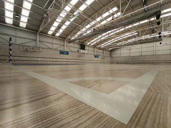 Pista polideportiva. Imagen tomada a ras de suelo.