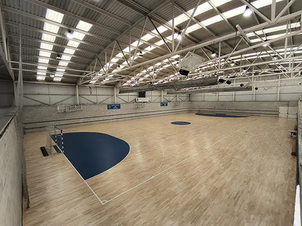 Panorámica de la pista polideportiva. Imagen tomada desde el piso superior. Imagen de una portería