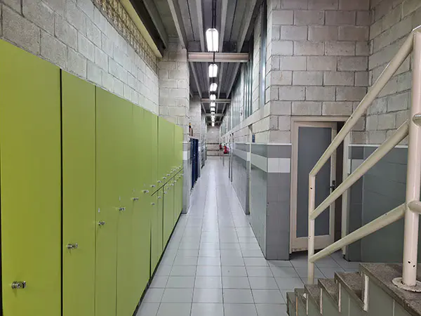 Pasillo de acceso a la zona de vestuarios. Pared lateral del mismo con fila de taquillas
