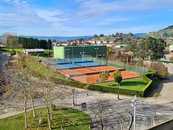 Panorámica de las pistas de tenis exteriores y los edificios de las instalaciones desde el estadio Carlos Tartiere