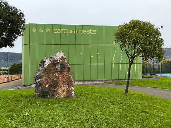 Exterior del edificio de pistas cubiertas de pádel. En el exterior, árboles y vegetación alrededor