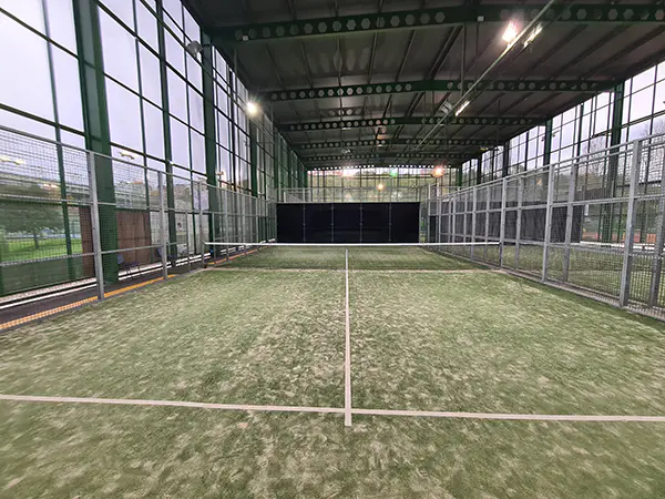 Pista cubierta de pádel, con vista de los cierres perimetrales y las cubiertas superior y lateral