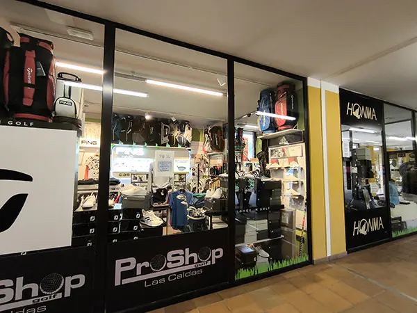 Escaparate de una de las tiendas de artículos de golf