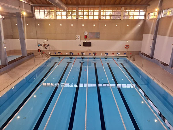 Panorámica cenital de la piscina principal climatizada, con sus 6 calles