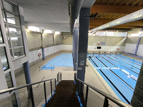 Vista de las piscinas de nado y aprendizaje, desde las escaleras de acceso de la planta superior