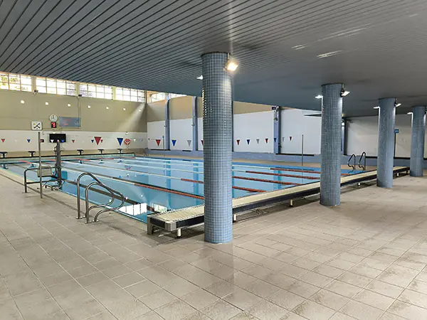 Panorámica de la piscina principal, con las barandillas de acceso y vistas de las columnas que sustentan la estructura