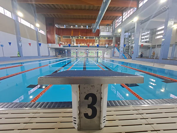 Panorámica de la piscina principal, con vista en detalle de una plataforma de salida