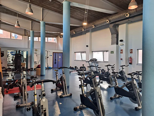 Sala polivalente con bicicletas estáticas