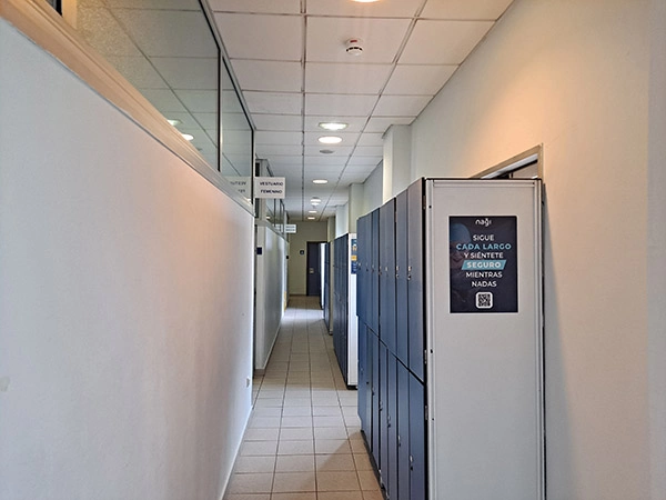 Pasillo de distribución interior, con taquillas en un lateral