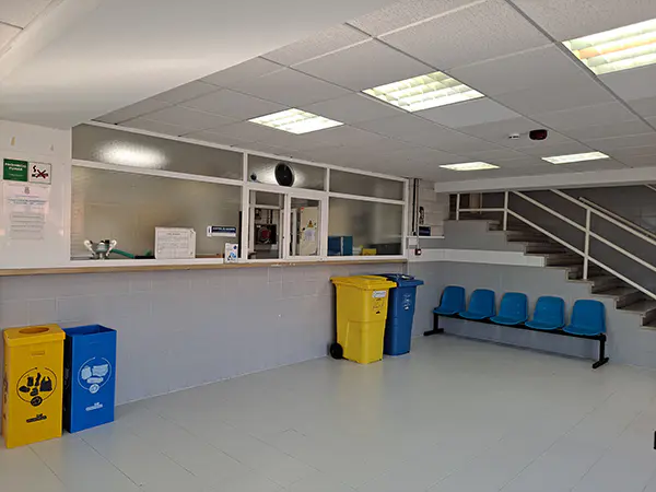 Recepcion de entrada a las instalaciones del polideportivo. Escaleras para subir a la planta superior