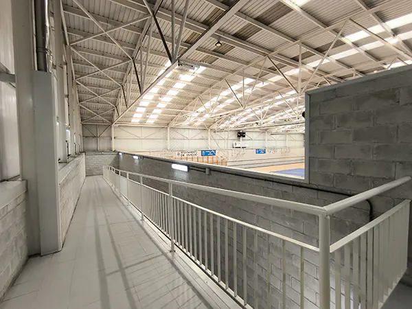 Rampa de acceso a planta superior del pabellón