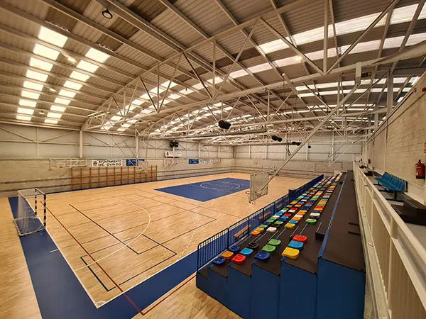 Pista polideportiva y gradas extensibles. Vista desde la parte superior de las mismas