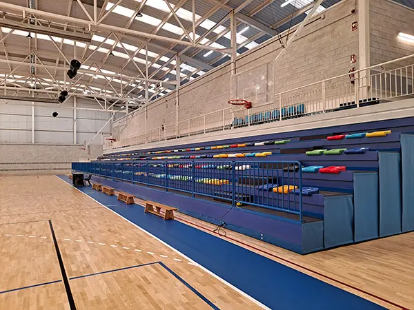 Gradas extensibles y parte de la pista polideportiva