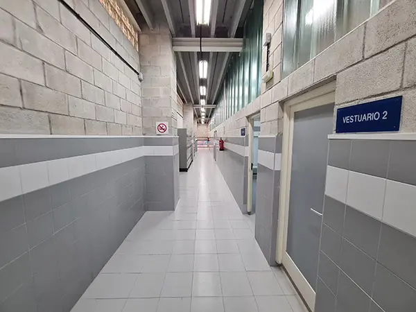 Pasillo de vestuarios. Puertas de acceso a los mismos