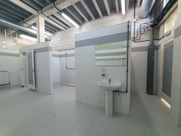 Interior de uno de los vaestuarios. Lavabo y zona de duchas