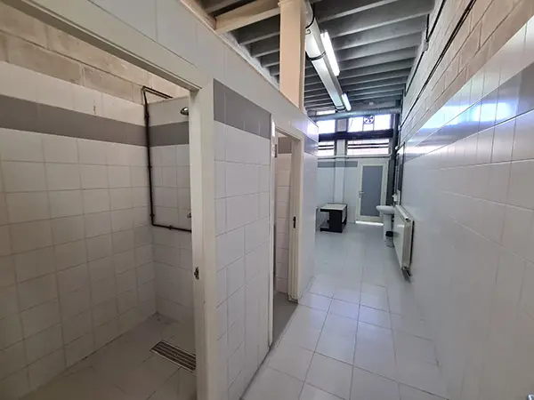 Acceso a duchas en uno de los vestuarios