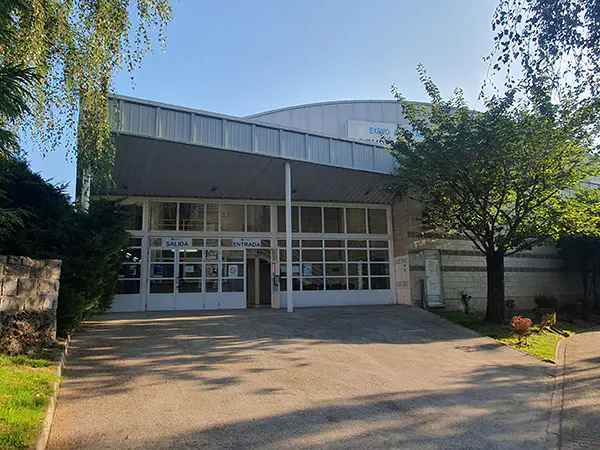 Puertas de entrada y salida al polideportivo