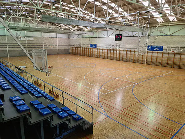 Pista polideportiva, tomada desde la parte superior de las gradas