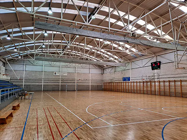 Pista polideportiva y gradas a la izquierda, tomada a pie de pista