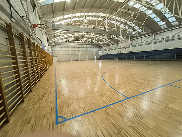 Pista polideportiva, toma desde el fondo de la misma. Gradas y espalderas