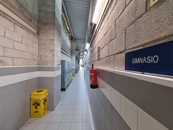 Pasillo de acceso a vestuarios y gimnasio