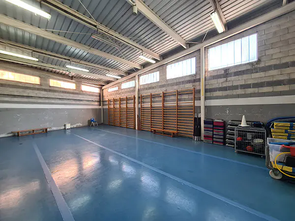 Vsta del gimnasio con las espalderas en la pared