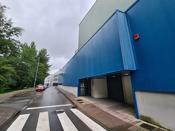 Puerta de entrada al polideportivo