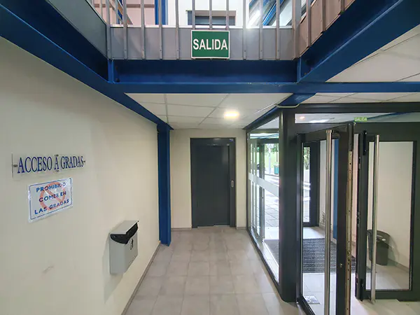 Puerta principal y acceso al ascensor para subir a las gradas