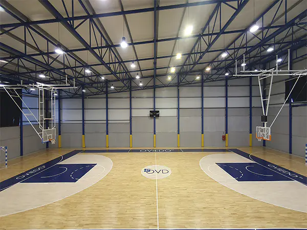 Pista polideportiva. Vista lateral completa desde las gradas