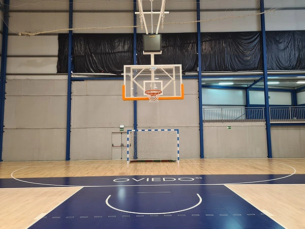 Parte de la pista, canasta de baloncesto y portería de futbol sala