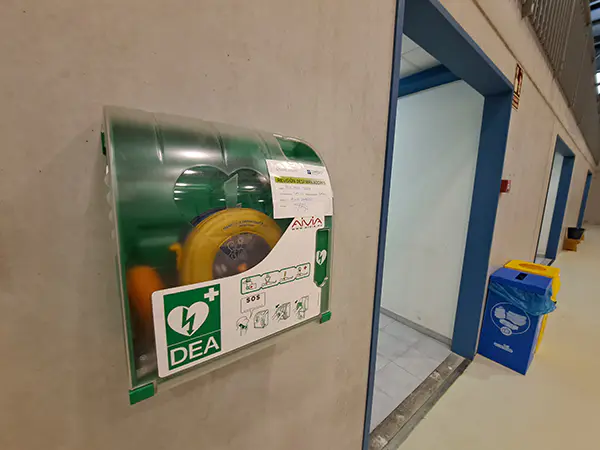 Desfibrilador. Puertas de acceso a los baños