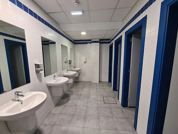 Interior del baño, lavabos y aseos