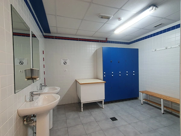 Interior de uno de los vestuarios. Taquillas 