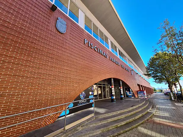 Panorámica de la fachada, con las escaleras y la puerta principal de acceso a las instalaciones