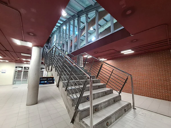 Escalera de acceso a la piscina desde el piso inferior
