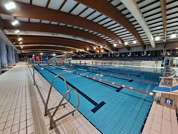 Panorámica del vaso principal, con detalle de las barandillas de acceso y las plataformas de lanzamiento