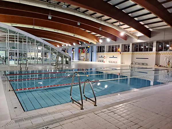 Vista lateral de la piscina de aprendizaje, con detalle de la barandilla de acceso