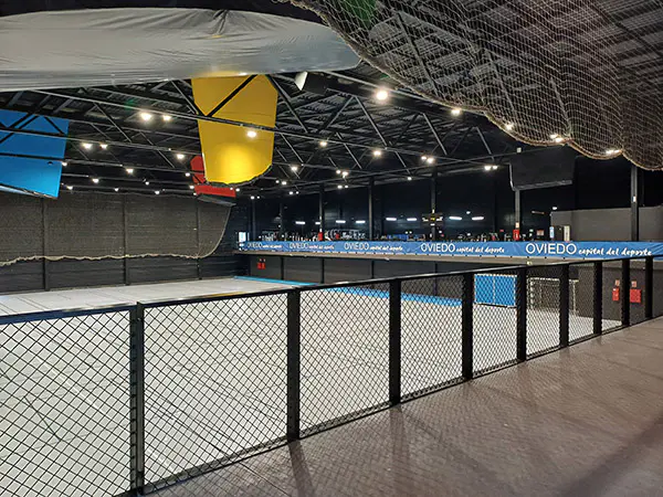 Pista central desde la primera planta. Vista al fondo de la sala polivalente 2, con equipamiento deportivo