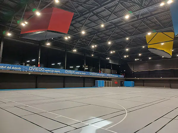 Vista a ras de suelo de la pista central, con la sala polivalente 2 en la planta superior