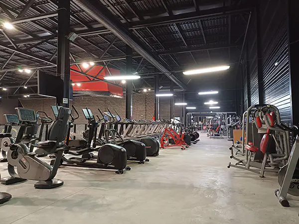 Panorámica de la sala polivalente 2, con bicicletas estáticas, cintas para correr y otro equipamiento deportivo